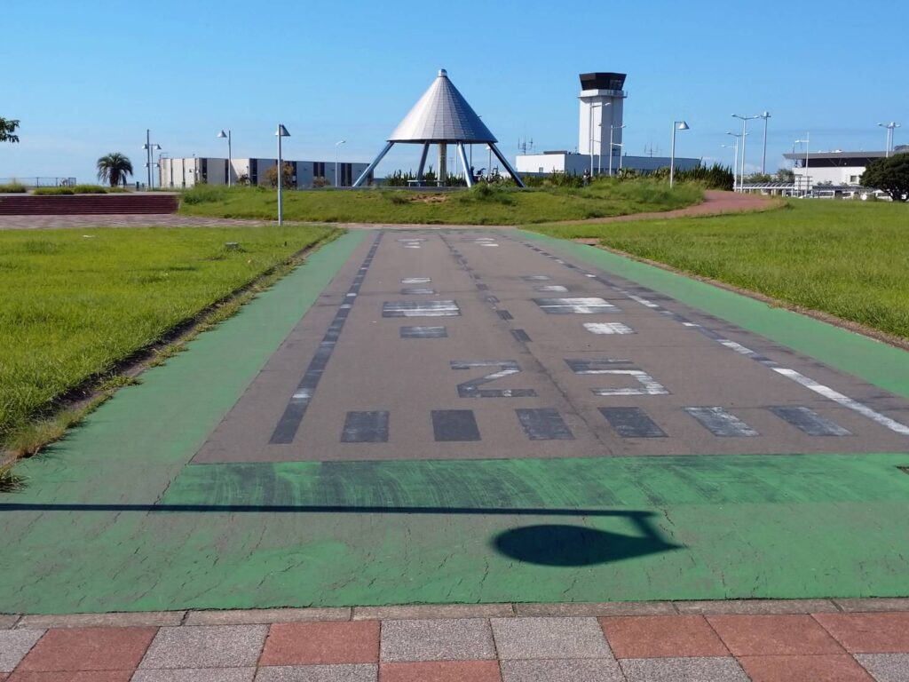 <img src="image.jpg" alt="宇部空港ふれあい公園の空港をイメージした滑走路の写真">