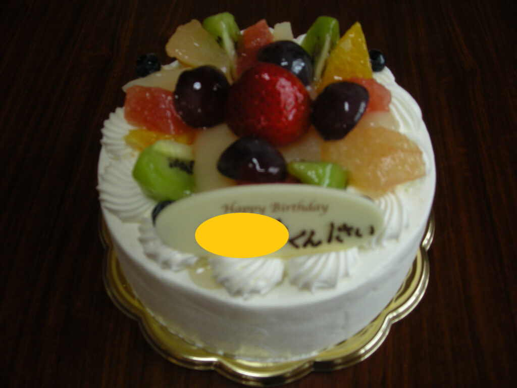 <img src="image.jpg" alt="誕生日お祝いのケーキの写真">