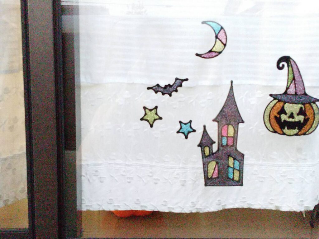 <img src="photo.jpg" alt="<ダイソーのハロウィンシールで自宅の窓に飾りつけをした写真です。">