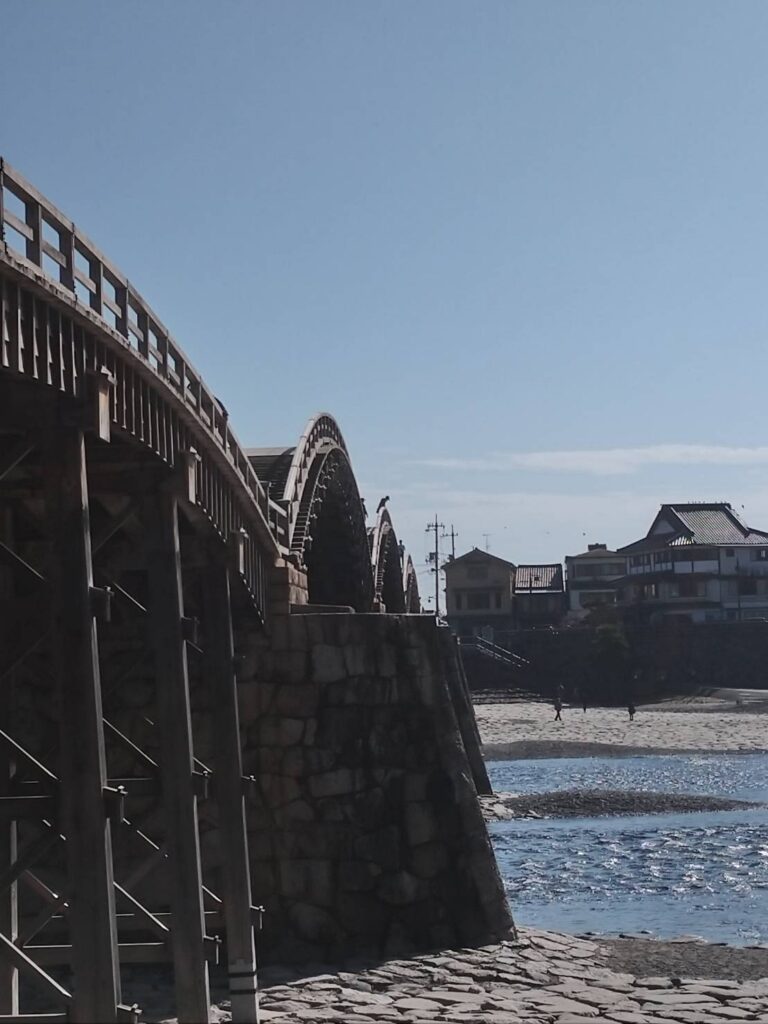 <img src="photo.jpg" alt="錦川から見た錦帯橋の写真">