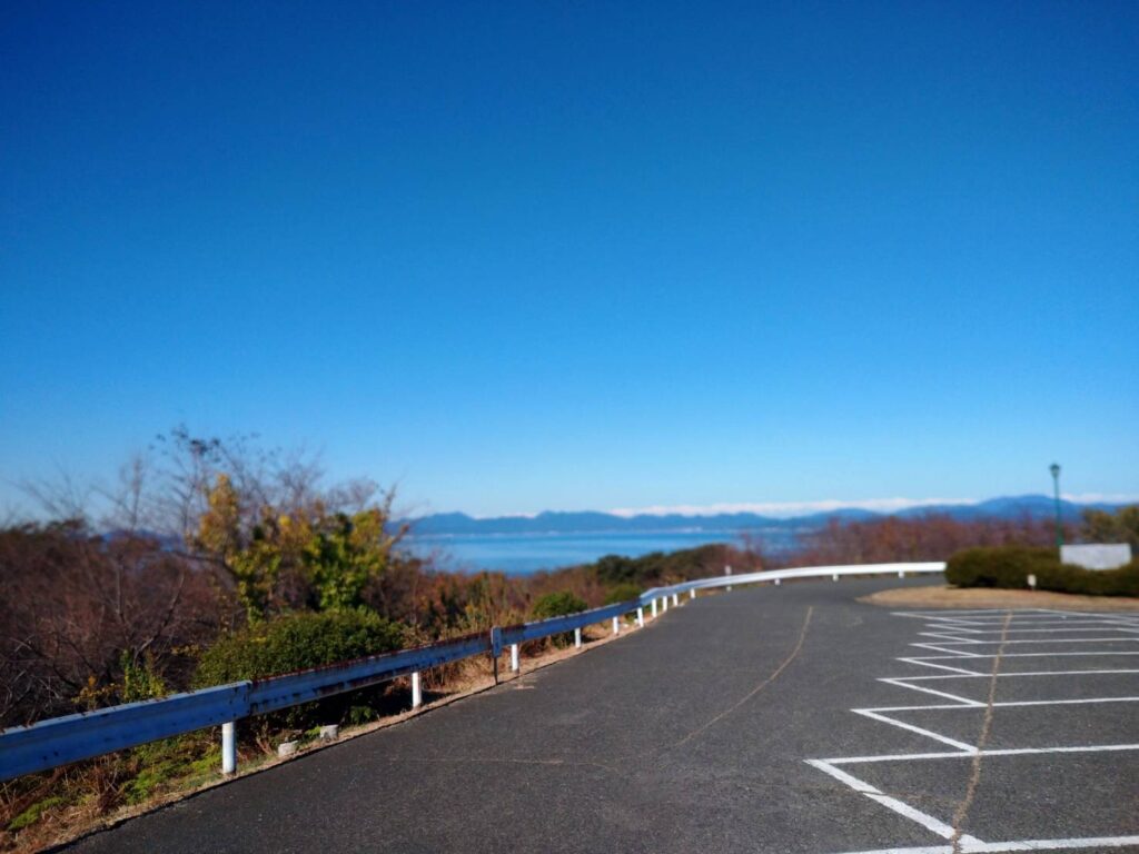 <img src="photo.jpg" alt="竜王山公園の山頂駐車場の写真">