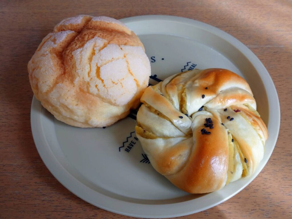 <img src="photo.jpg" alt="メロンパンとお芋あんパンのイメージの写真">