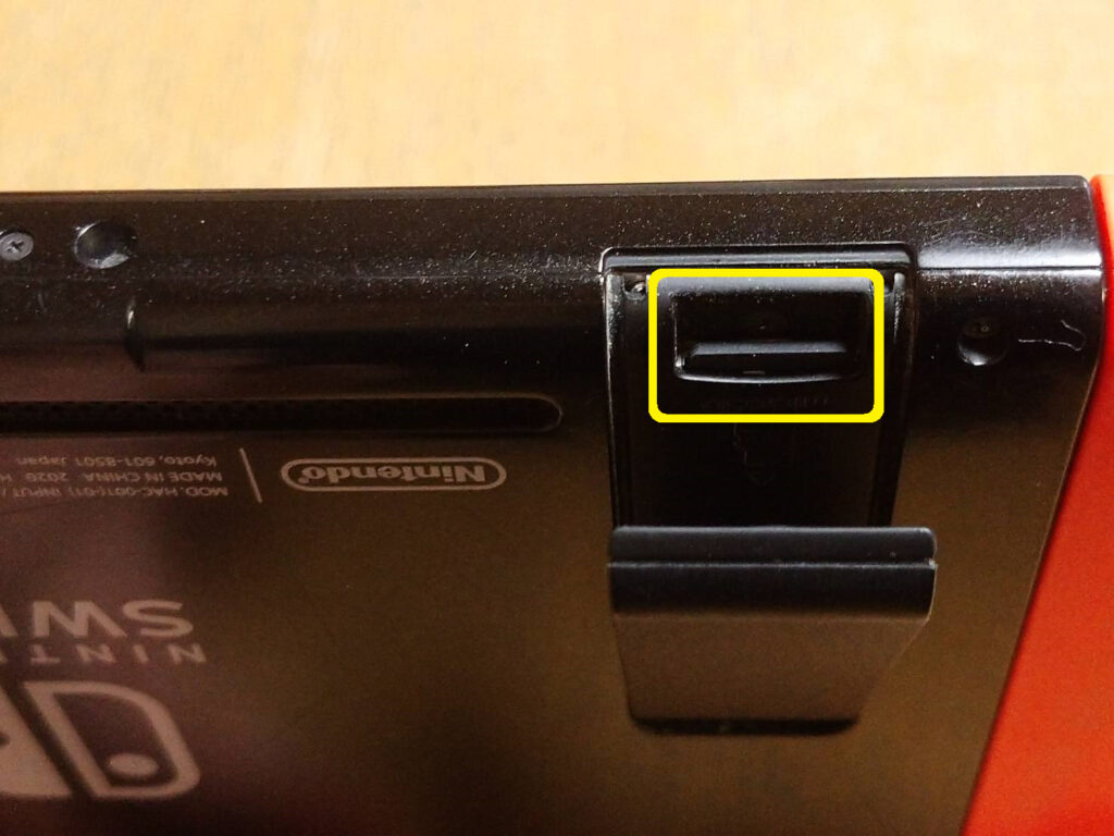 <img src="photo.jpg" alt="任天堂switchのSDカードを奥まで差し込みましたの写真">