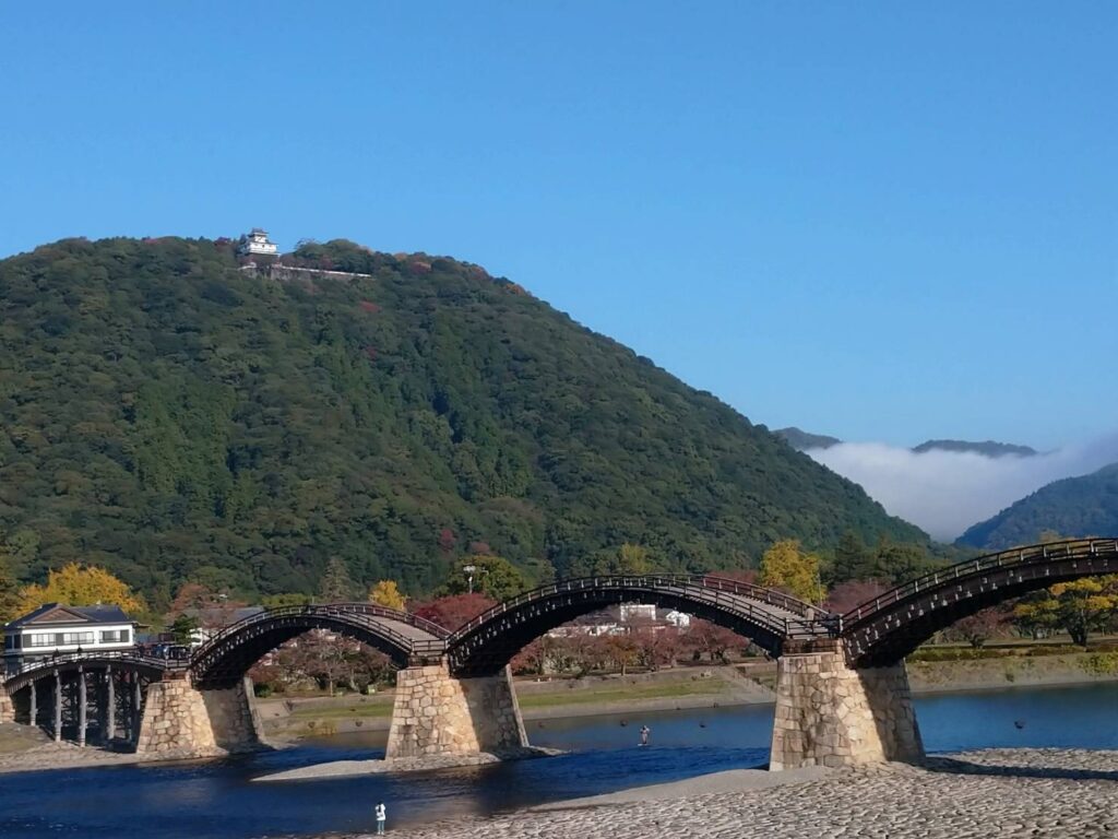 <img src="photo.jpg" alt="錦帯橋の写真のイメージの写真">
