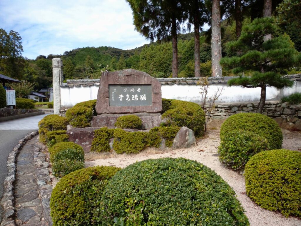 <img src="photo.jpg" alt="瑠璃光寺香山公園のイメージの写真">