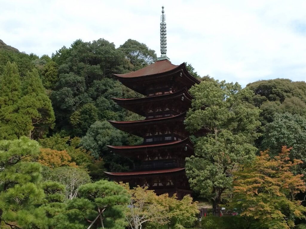 <img src="photo.jpg" alt="国宝瑠璃光寺香山公園の五重塔のイメージの写真">