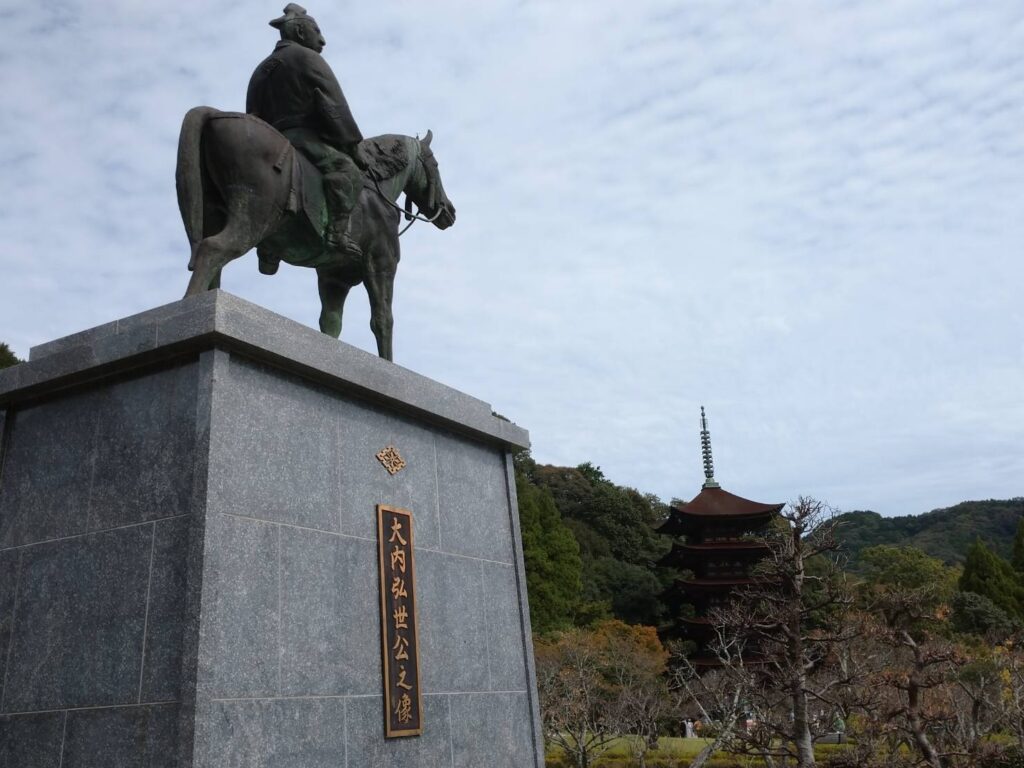 <img src="photo.jpg" alt="瑠璃光寺の香山公園のイメージの写真">