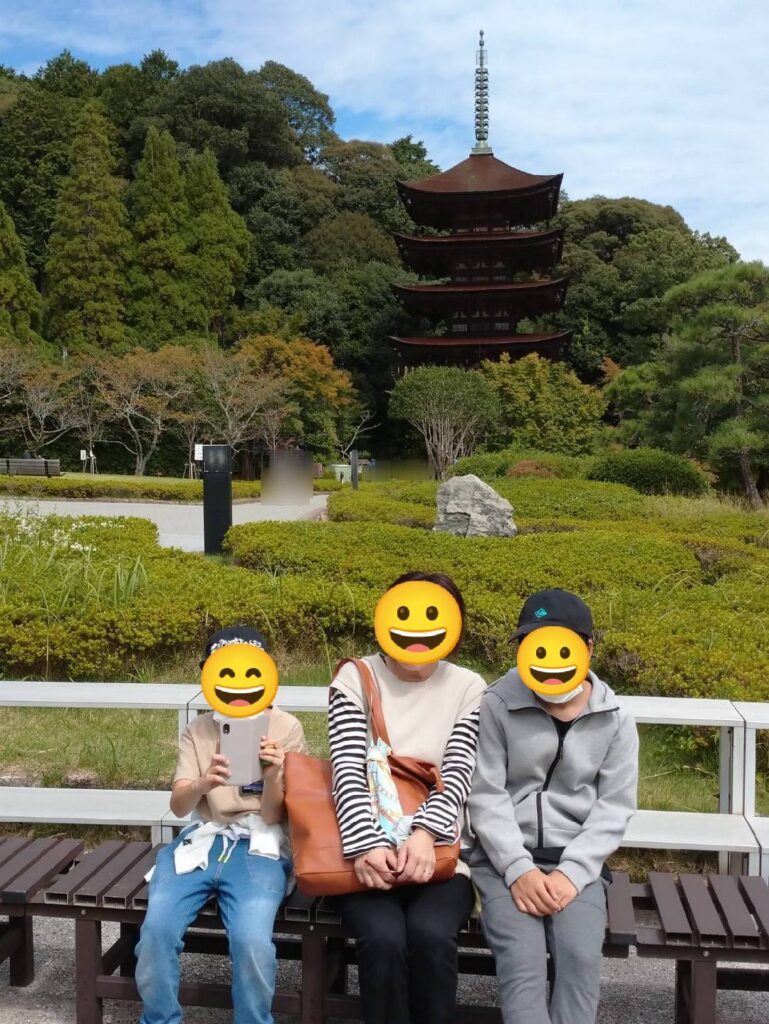 <img src="photo.jpg" alt="瑠璃光寺の香山公園のイメージの写真">