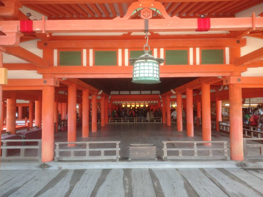 <img src="photo.jpg" alt="厳島神社の本殿のイメージの写真">