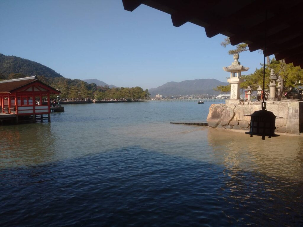 <img src="photo.jpg" alt="厳島神社のイメージの写真">