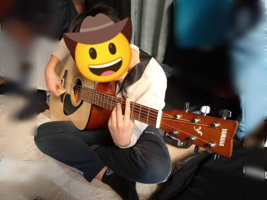 <img src="photo.jpg" alt="アコースティックギターを弾く小学生のイメージの写真">